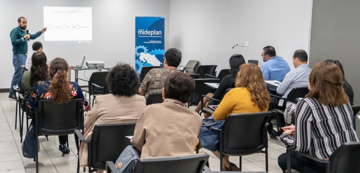 Jorge Ortega del Área de Modernización del Estado de MIDEPLAN expuso la metodología para el diseño de la Estrategia Institucional