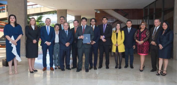 Presidente de la República firmó ley que modifica disposiciones e interpretación auténtica del Plan Fiscal en relación con educadores en carrera administrativa.