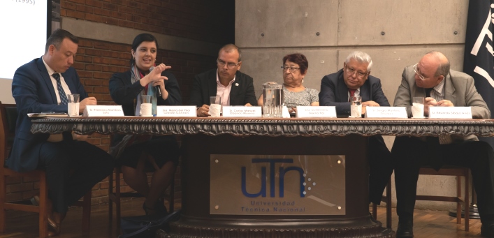 En el foro participaron Francisco Gamboa Soto, Director Ejecutivo de la Cámara de Industrias de Costa Rica; María del Pilar Garrido Gonzalo, ministra de Planificación Nacional y Política Económica; Guillermina Baena Paz, Vicepresidenta de la región latinoamericana de la Federación Mundial de Estudios del Futuro y coordinadora del Seminario en Prospectiva de la UNAM; Sergio Montero Olivares, de la Facultad de Ciencias Políticas y Sociales de la UNAM; y Eduardo Sibaja Arias, de CONARE.