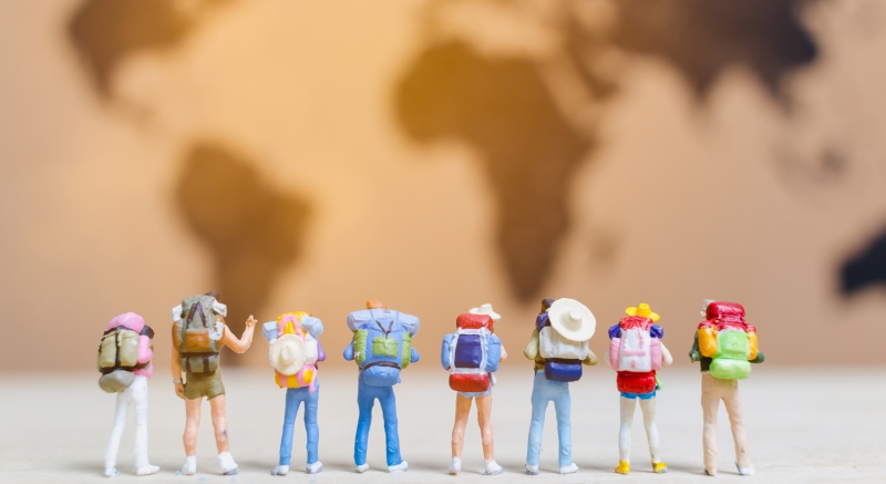 Ilustración Migraciones - Personas con mochila