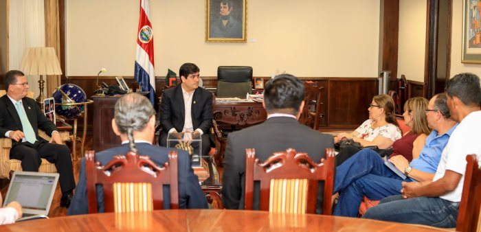 el Presidente de la República, Carlos Alvarado, se reunió la tarde de este martes con delegados de los principales sindicatos de educación del país