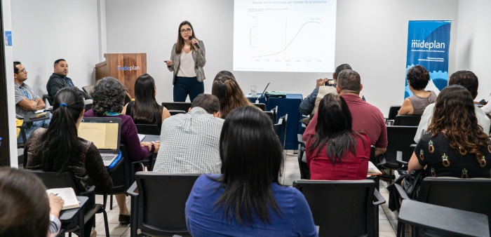 La investigadora del Estado de la Nación, Pamela Jiménez Fontana, compartió las implicaciones del cambio demográfico y envejecimiento poblacional
