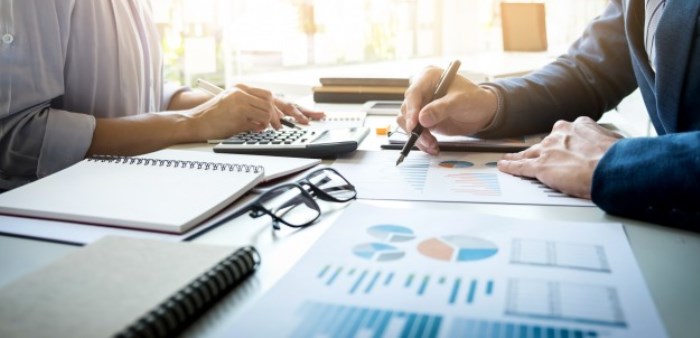 Imagen ilustrativa de personas trabajando en la elaboración de proyectos