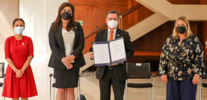 Firmantes de la Ley y testigos de honor