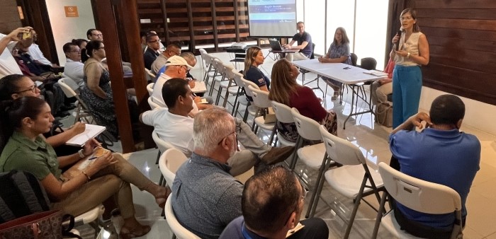 Ministra Laura Fernández con representantes institucionales de la Región Brunca