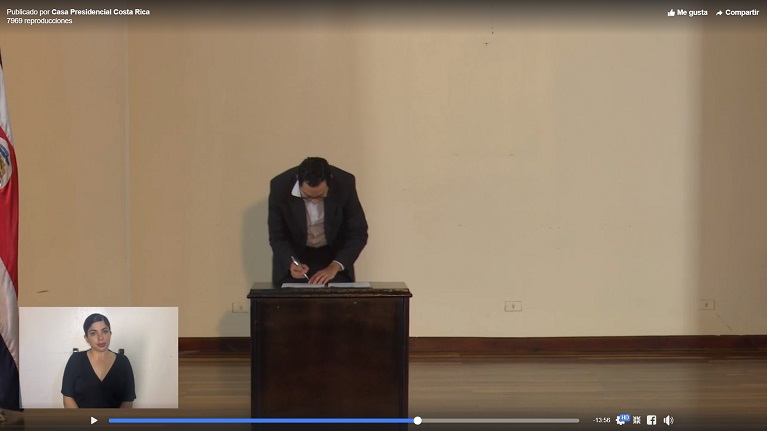 Daniel Soto, ministro de MIDEPLAN, firma decreto