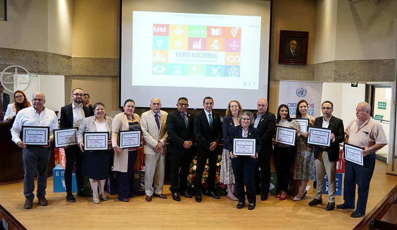 Alcaldes y alcaldesas de las Municipalidades que recibieron el reconocimiento de Cantones PRODS