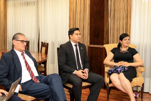 El mandatario estuvo acompañado por Steven Nuñez, Ministro de Trabajo y Seguridad Social.