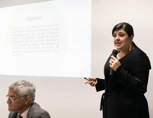 Ministra Pilar Garrido exponiendo