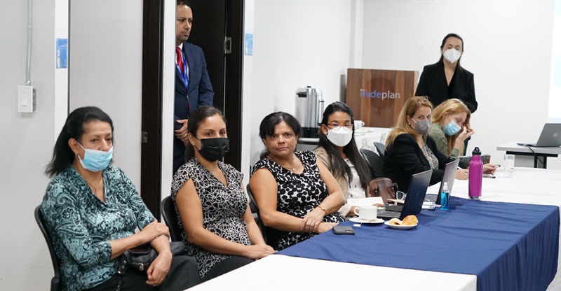 Participantes de Mideplan en la reunión