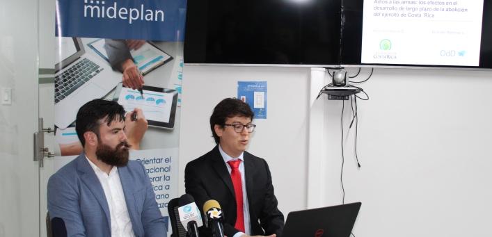 Alejandro Abarca y Suráyabi Ramírez, del Observatorio del Desarrollo de la Universidad de Costa Rica