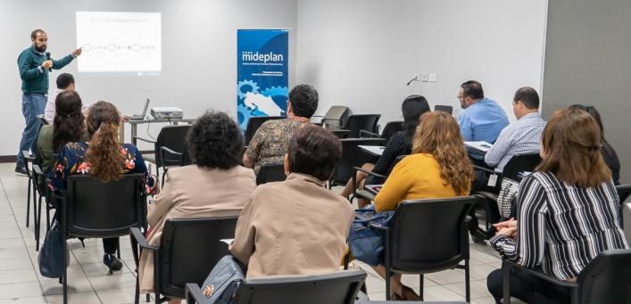 Jorge Ortega del Área de Modernización del Estado de MIDEPLAN expuso la metodología para el diseño de la Estrategia Institucional