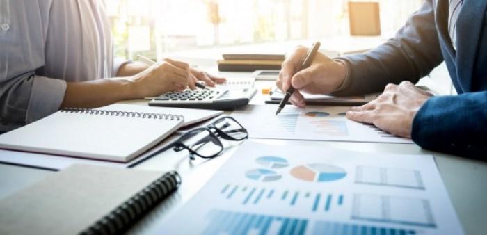 Imagen ilustrativa de personas trabajando en la elaboración de proyectos