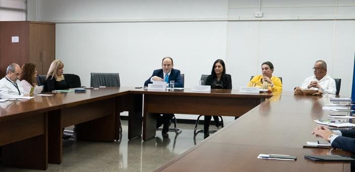 Expositores en mesa principal