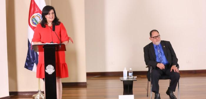 Pilar Garrido presentó proyecto de ley de empleo público