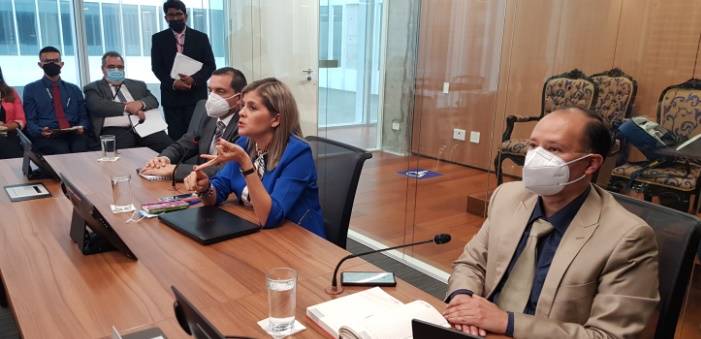 La ministra de Mideplan, Laura Fernández Delgado.  acmpañada del Viceministro de la cartera, Marlon Navarro Álvarez y el gerente del Área de Inversiones Públicas del Mideplan, Francisco Tula Martínez.
