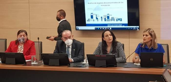 Ministra Laura Fernández en reunión en la Asamblea Legislativa