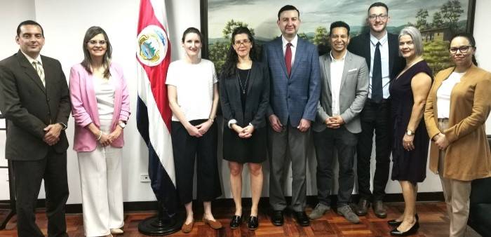 Ministra Laura Fernández y delegación alemana con funcionarios de Evaluación de Mideplan y de Focelac