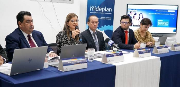 Laura Fernández Ministra de Mideplan y Francisco Chang, Director del Servicio Civil