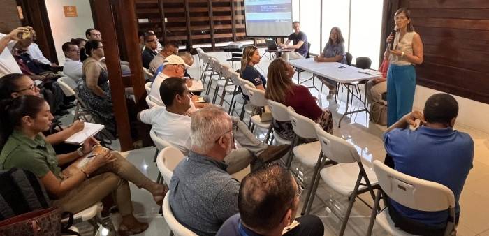 Ministra Laura Fernández con representantes institucionales de la Región Brunca